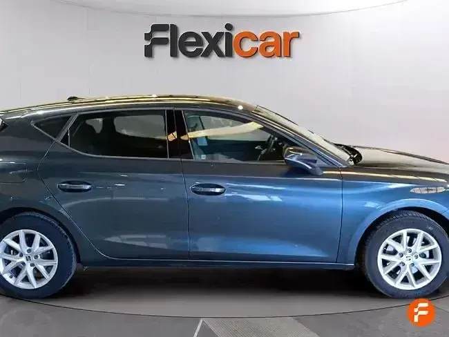 Usado Seat Leon Style 130 CV (95 kW) 2023 Gris Berlina