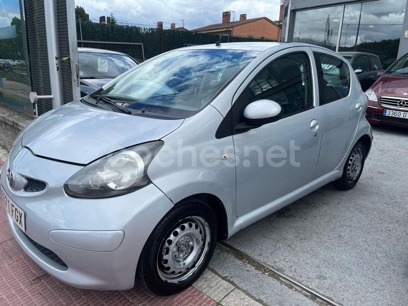 Gris / plata Usado 2006 Toyota Aygo Utilitario | 2990 € (Buen precio) - Imagen 1/4