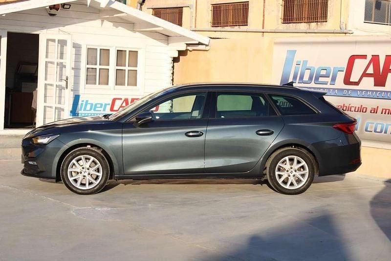 Usado Seat Leon Style 150 CV (110 kW) 2021 Gris Familiar