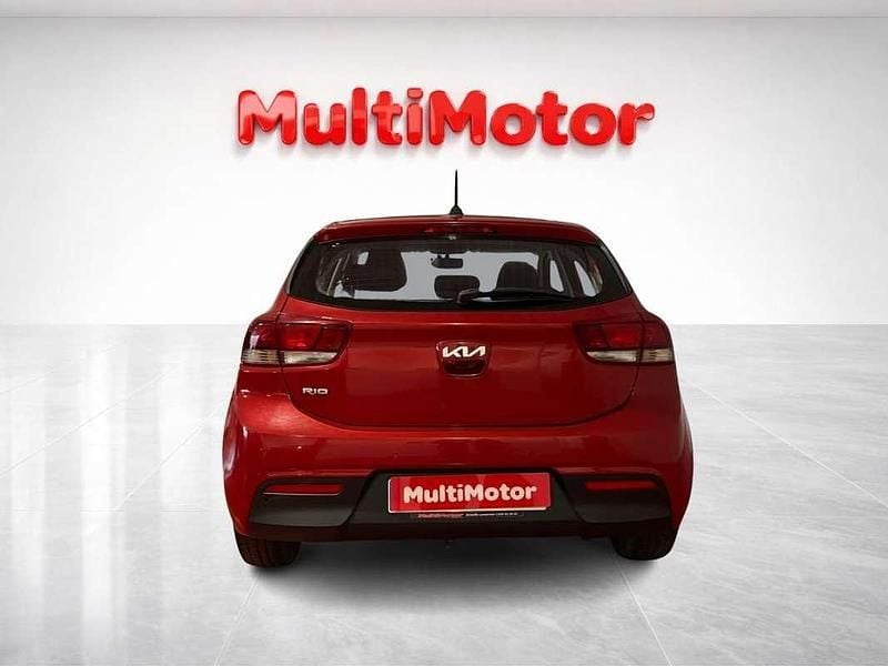 Usado Kia Rio 83 CV (61 kW) 2022 Rojo Berlina