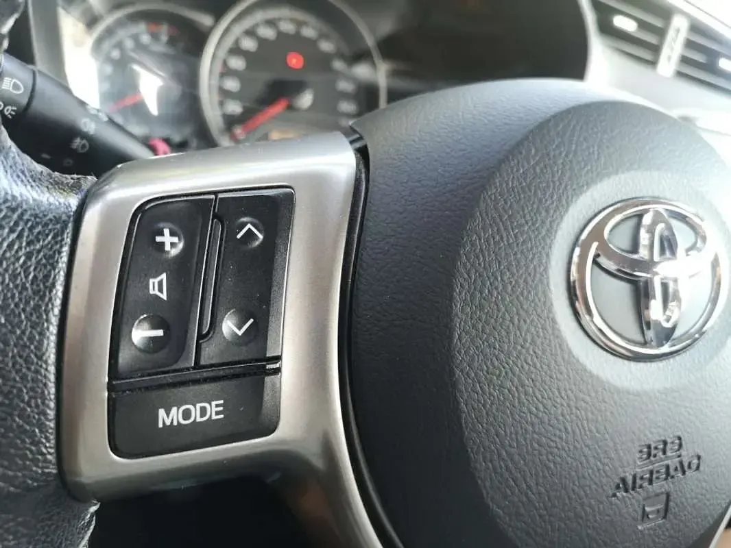 Usado Toyota Yaris Advance 99 CV (72 kW) 2017 Gris Utilitario