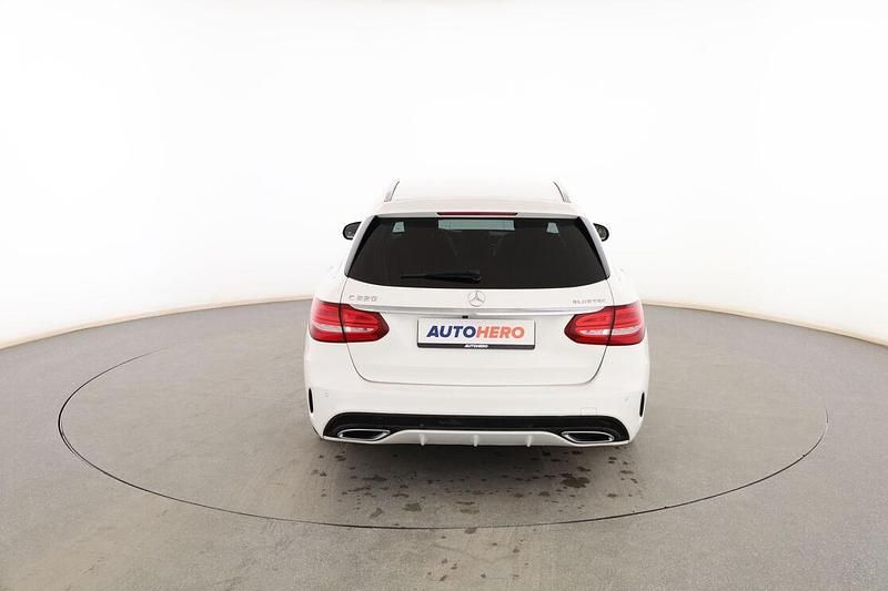 Usado Mercedes C220 AMG line 170 CV (125 kW) 2015 Blanco Familiar
