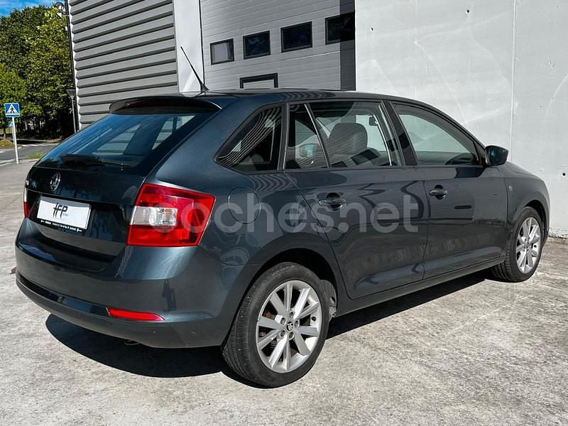 Usado Skoda Rapid Ambition 90 CV (66 kW) 2014 Gris / plata Berlina