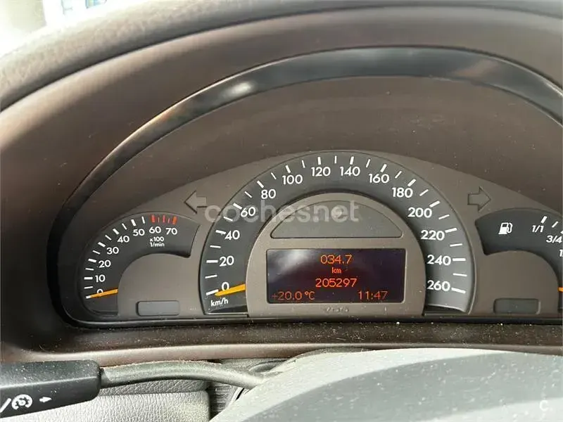 Usado Mercedes C200 Elegance 163 CV (119 kW) 2001 Gris / plata Berlina