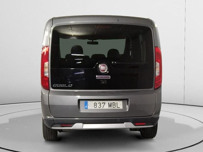 Usado Fiat Doblò Trekking 121 CV (88 kW) 2022 Gris Monovolumen