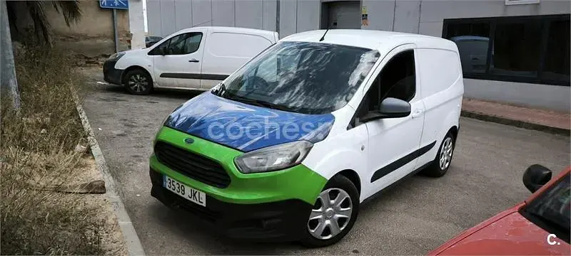 Usado Ford Tourneo Courier Trend 75 CV (55 kW) 2015 Blanco Monovolumen