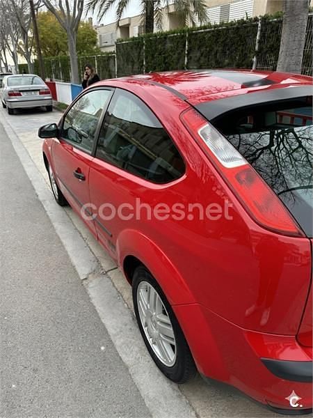 Usado Ford Focus Trend 100 CV (73 kW) 2005 Rojo Berlina