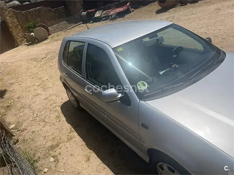Usado VW Polo Trendline 75 CV (55 kW) 2001 Gris / plata Utilitario
