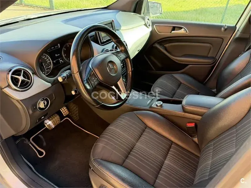 Usado Mercedes B180 109 CV (80 kW) 2013 Gris / plata Utilitario