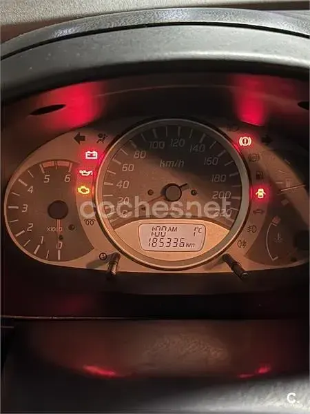 Usado Nissan Almera Tino 114 CV (83 kW) 2001 Gris / plata Monovolumen