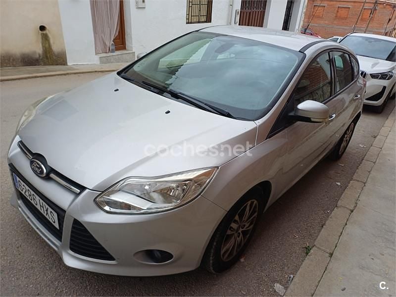 Usado Ford Focus Trend 115 CV (84 kW) 2012 Gris / plata Berlina