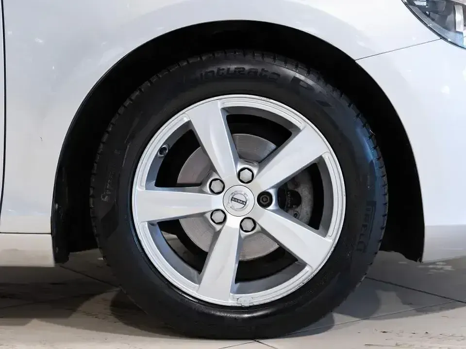 Usado Volvo V40 Kinetic 120 CV (88 kW) 2017 Gris Berlina