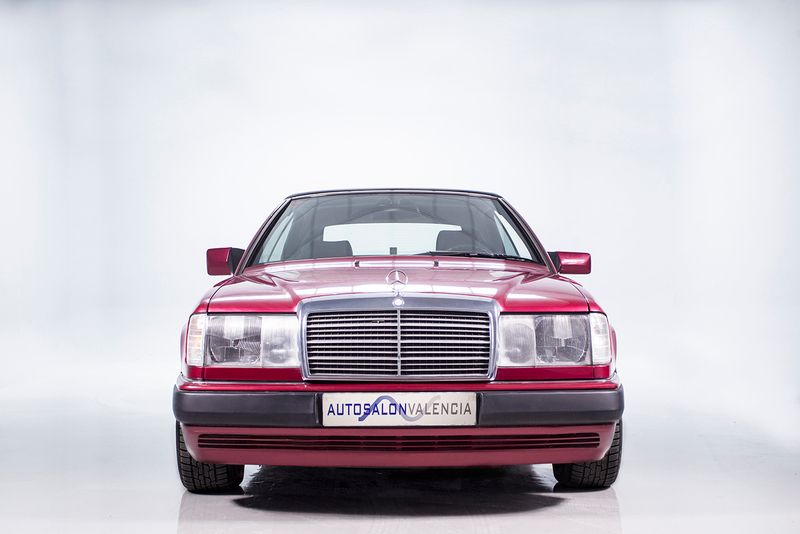 Usado Mercedes E300 220 CV (161 kW) 1993 Rojo Descapotable