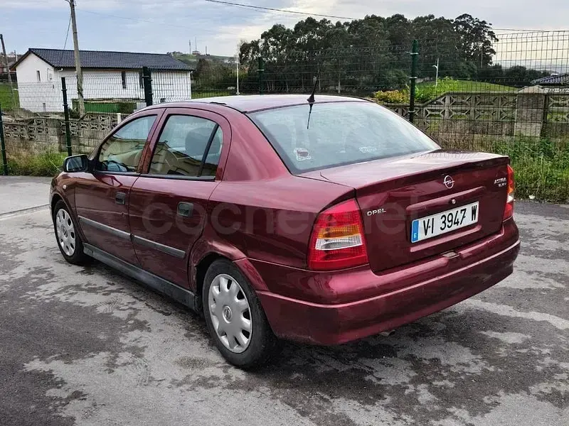 Usado Opel Astra Club 100 CV (73 kW) 1999 Granate Berlina