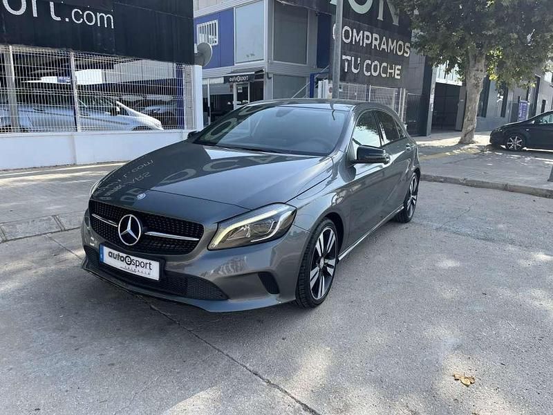 Usado Mercedes A200 Style 136 CV (100 kW) 2017 Gris Utilitario