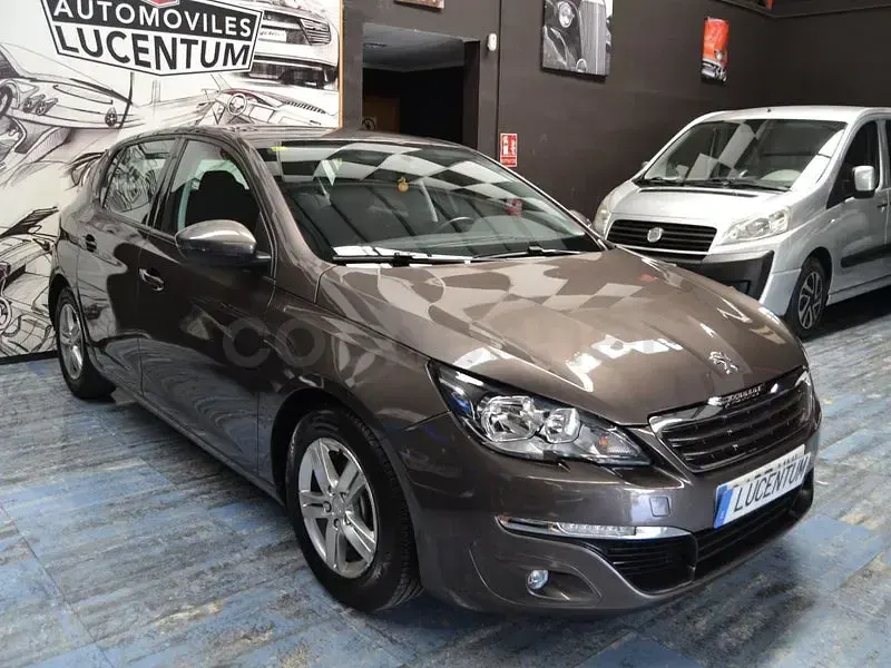 Usado Peugeot 308 Access 115 CV (84 kW) 2013 Marrón Berlina