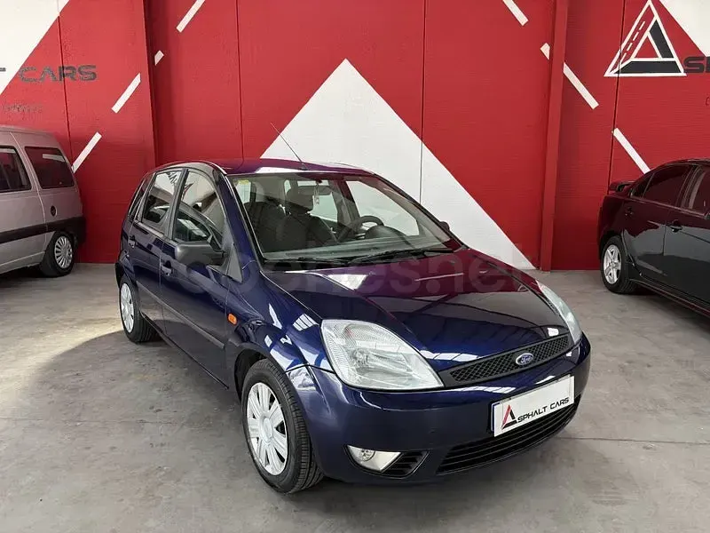 Usado Ford Fiesta Trend 80 CV (58 kW) 2002 Azul Utilitario