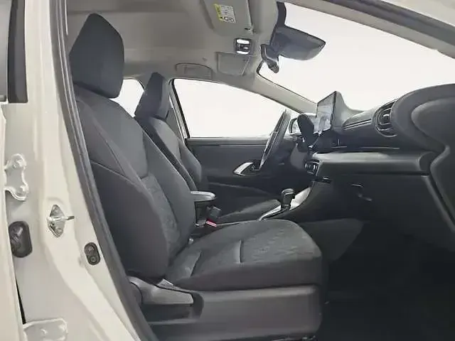 Usado Toyota Yaris Hybrid Active 116 CV (85 kW) 2025 Blanco Berlina