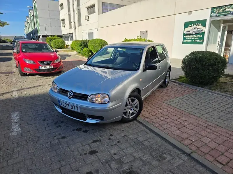 Usado VW Golf IV Highline 105 CV (77 kW) 2002 Gris / plata Berlina