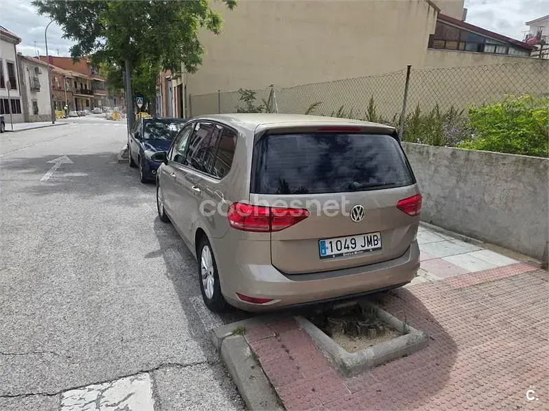 Usado VW Touran Advance 110 CV (80 kW) 2016 Gris / plata Monovolumen