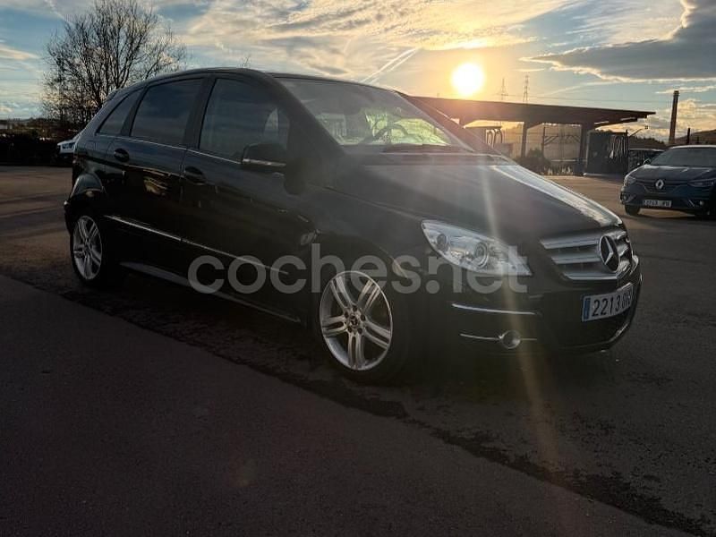 Usado Mercedes B200 193 CV (141 kW) 2010 Negro Monovolumen