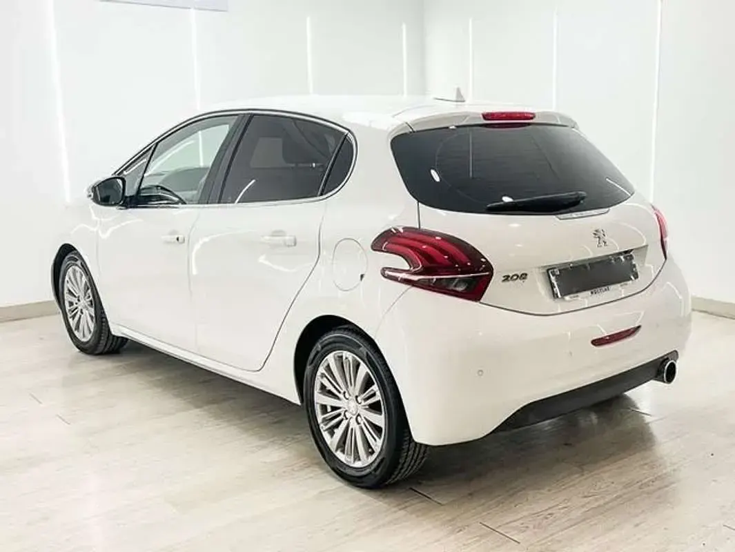 Usado Peugeot 208 Allure 82 CV (60 kW) 2018 Blanco Utilitario
