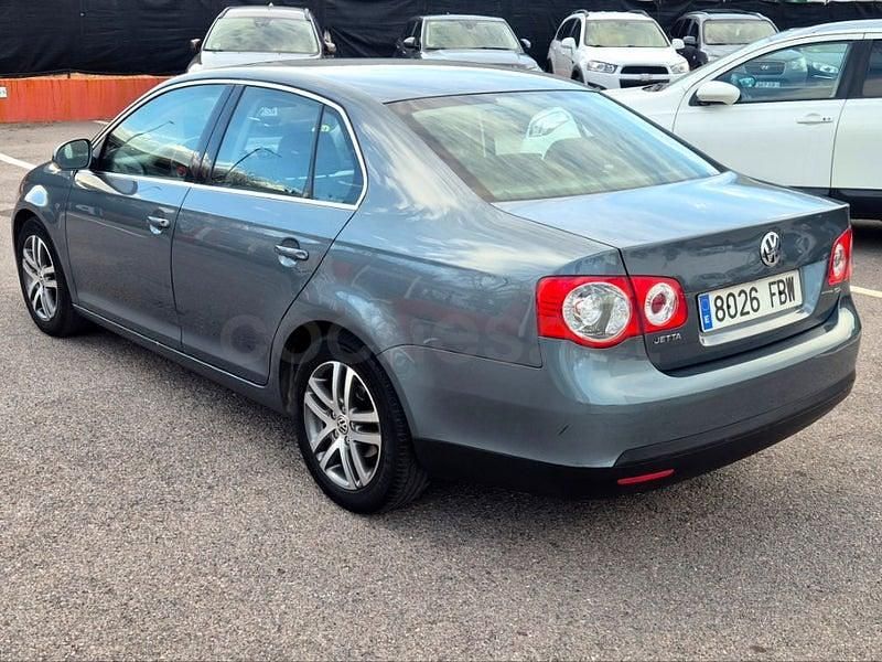 Usado VW Jetta Advance 105 CV (77 kW) 2006 Gris / plata Berlina