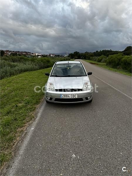 Gris / plata Usado 2002 Ford Fiesta Ghia Utilitario | 2000 € (Precio justo) - Imagen 1/4