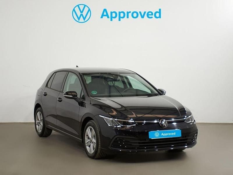 Usado VW Golf VIII Life 115 CV (84 kW) 2023 Negro profundo (efecto perla) Berlina