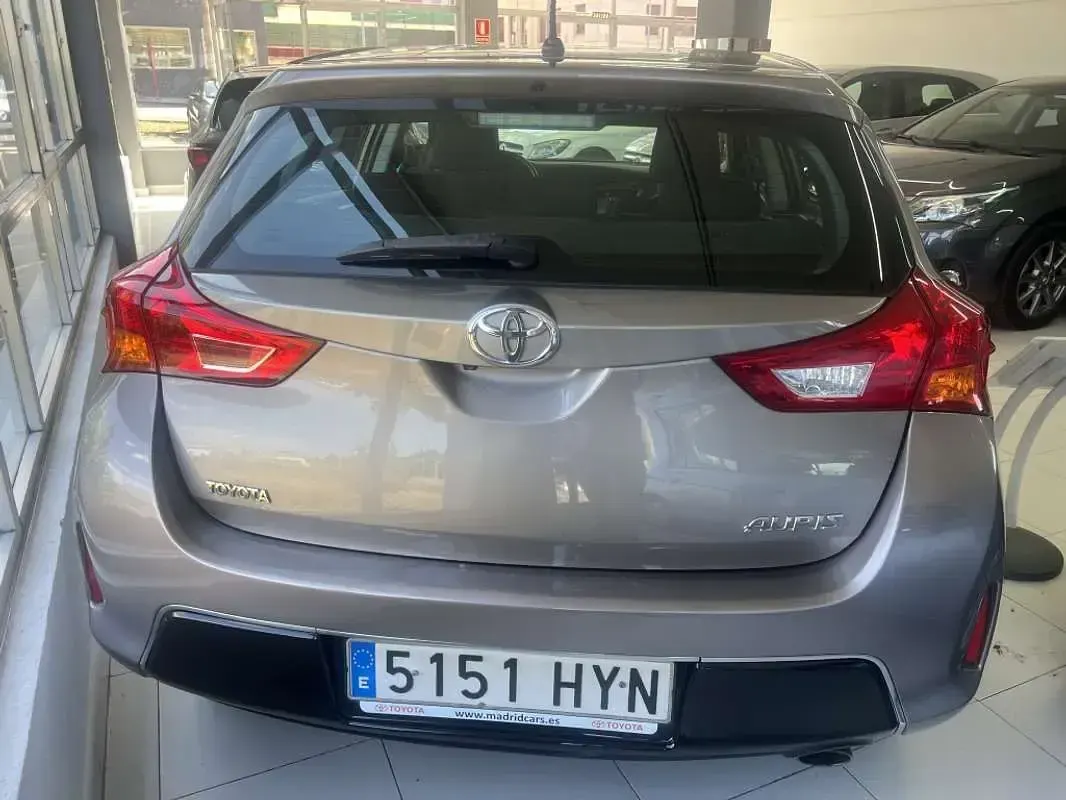 Usado Toyota Auris Business Edition 132 CV (97 kW) 2014 Beige Utilitario