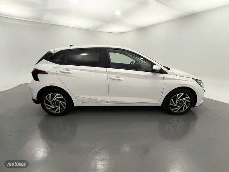 Usado Hyundai i20 99 CV (72 kW) 2024 Atlas white Berlina