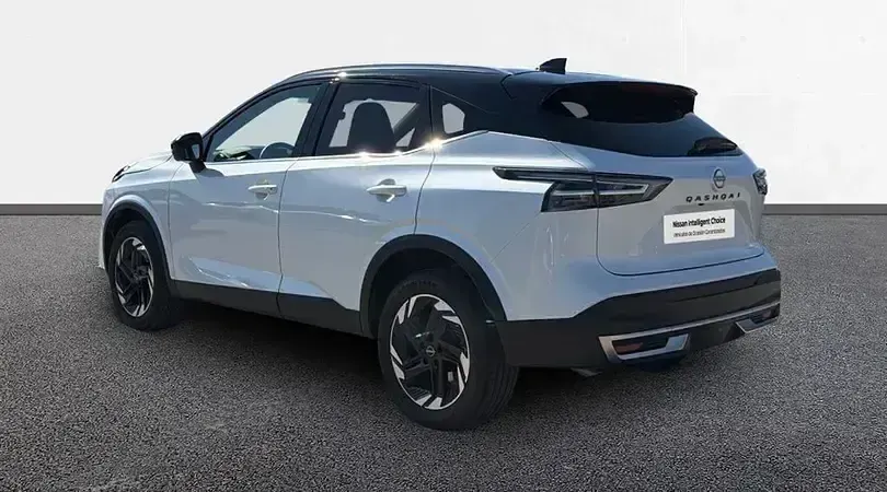 Usado Nissan Qashqai N-Connecta 140 CV (102 kW) 2025 Lunar white con techo midnight SUV