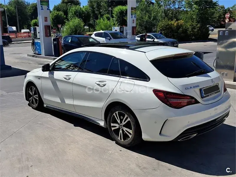 Usado Mercedes CLA200 Shooting Brake AMG line 156 CV (114 kW) 2017 Blanco Familiar