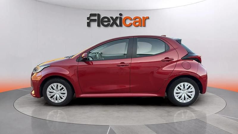 Usado Toyota Yaris Hybrid Active 116 CV (85 kW) 2023 Rojo Berlina