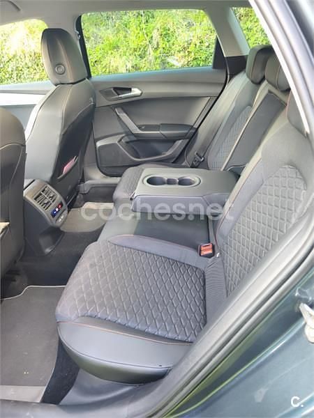 Usado Seat Leon FR 150 CV (110 kW) 2023 Negro Familiar