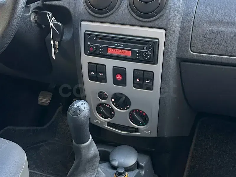 Usado Dacia Logan Lauréate 105 CV (77 kW) 2007 Gris / plata Familiar