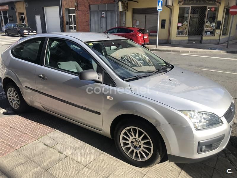 Usado Ford Focus Trend 100 CV (73 kW) 2005 Gris / plata Berlina