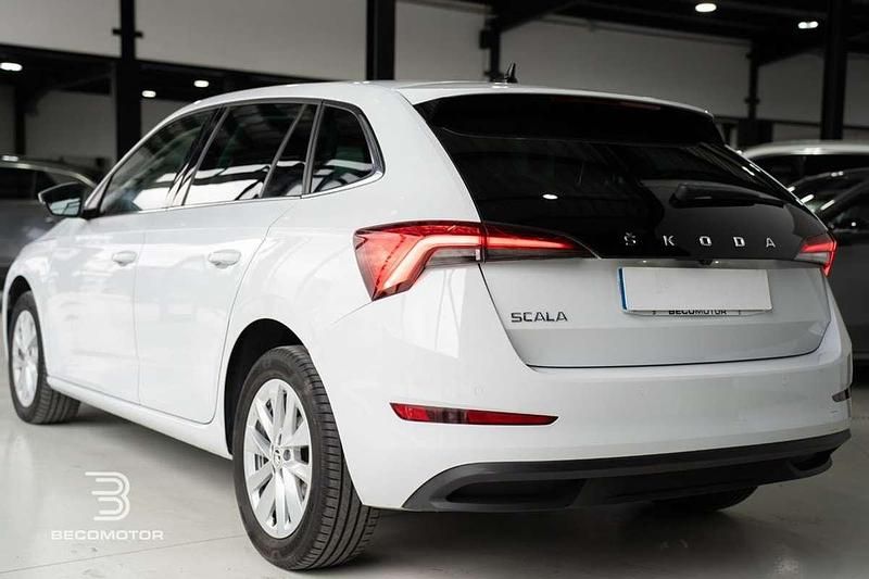 Usado Skoda Scala Ambition 110 CV (80 kW) 2023 Blanco Utilitario