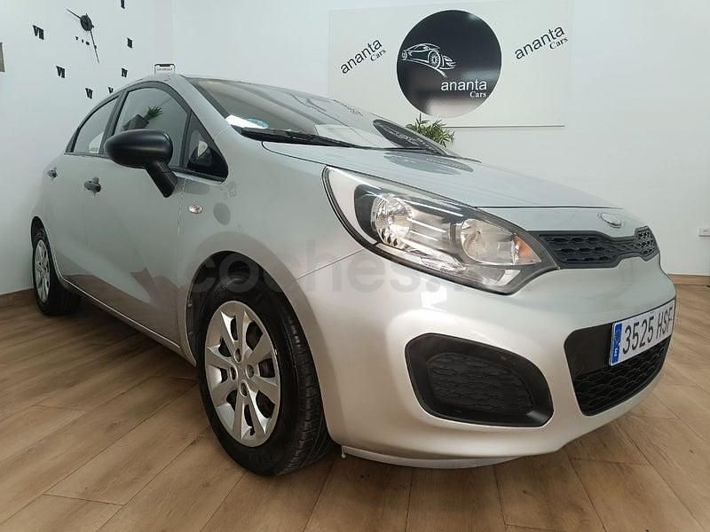 Usado Kia Rio 85 CV (62 kW) 2013 Rojo Berlina