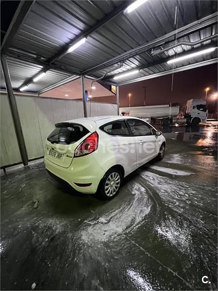 Usado Ford Fiesta Trend 75 CV (55 kW) 2014 Blanco Utilitario