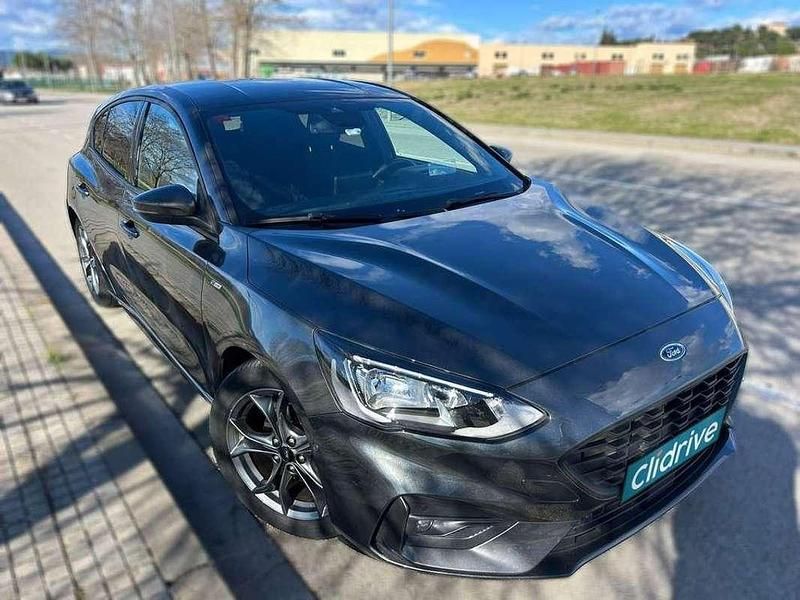 Usado Ford Focus ST-Line 120 CV (88 kW) 2018 Gris Utilitario