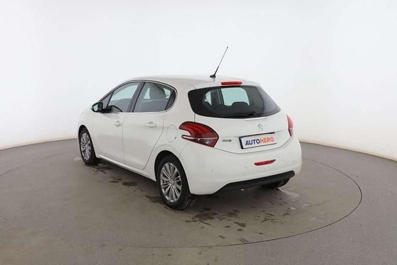 Usado Peugeot 208 Allure 82 CV (60 kW) 2018 Blanco Utilitario