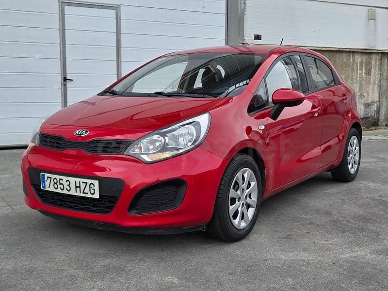 Usado Kia Rio 85 CV (62 kW) 2014 Granate Berlina