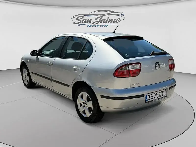 Usado Seat Leon 105 CV (77 kW) 2004 Gris / plata Utilitario