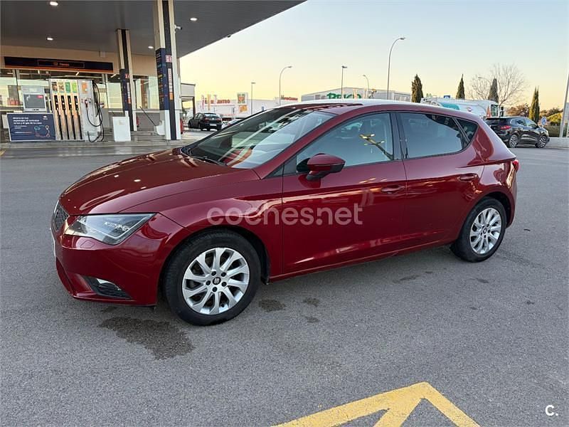 Usado Seat Leon Style 105 CV (77 kW) 2013 Rojo Berlina