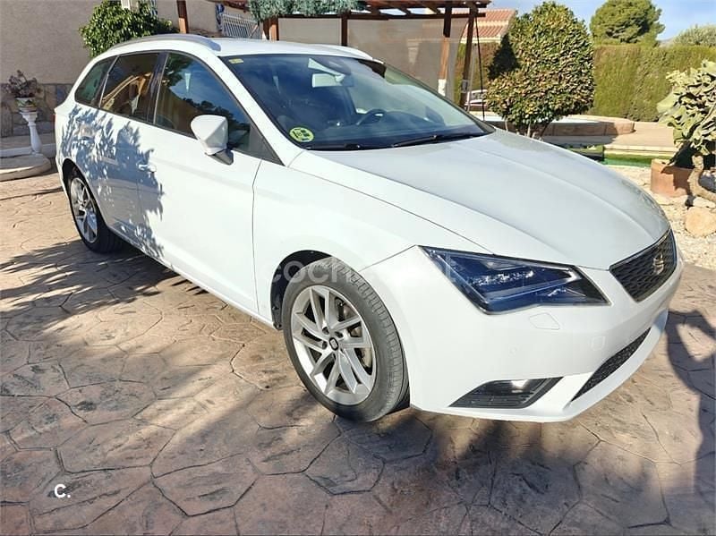 Usado Seat Leon ST Style 105 CV (77 kW) 2014 Blanco Familiar