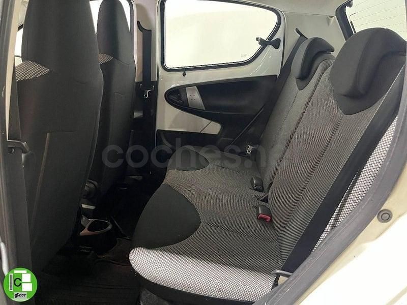 Usado Toyota Aygo City 68 CV (50 kW) 2012 Blanco Utilitario