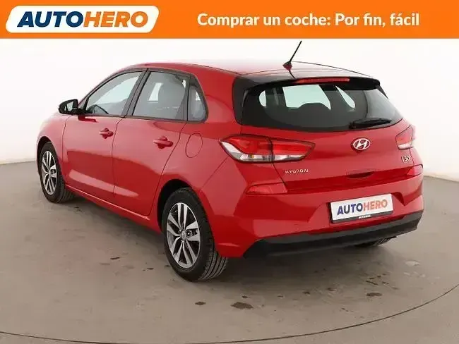 Usado Hyundai i30 120 CV (88 kW) 2017 Rojo Berlina