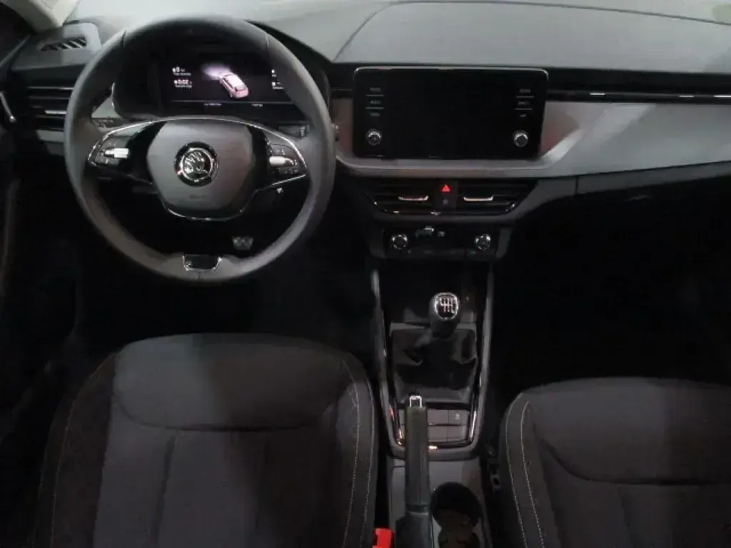 Usado Skoda Scala Selection 115 CV (84 kW) 2024 Gris Utilitario