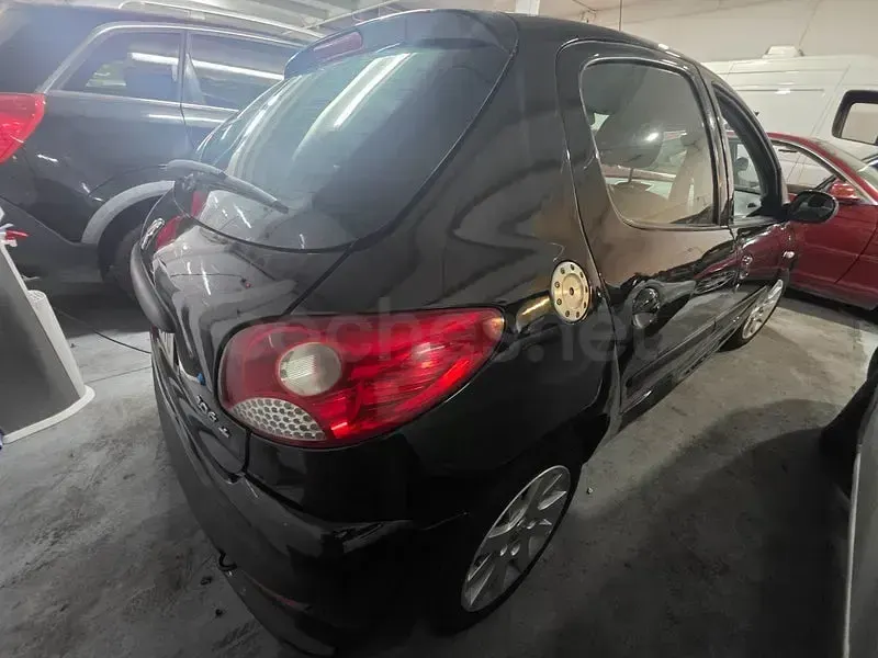 Usado Peugeot 206+ 70 CV (51 kW) 2010 Negro Utilitario